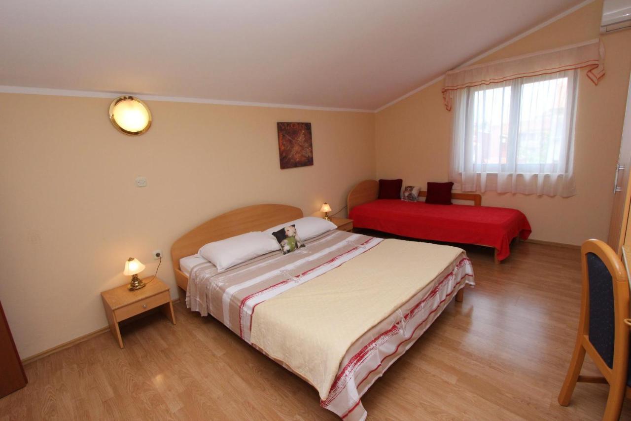 Rooms And Apartments Dino Rovigno Esterno foto