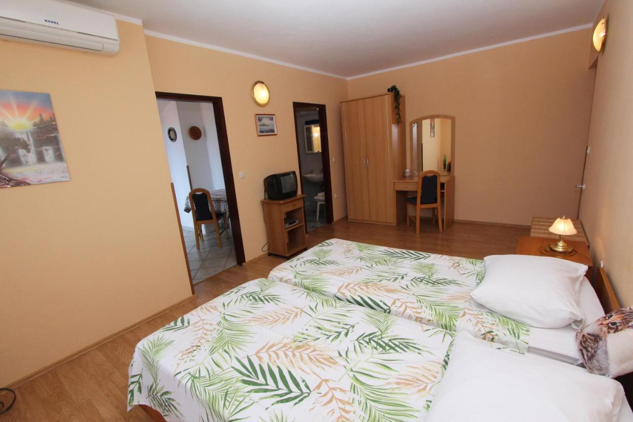 Rooms And Apartments Dino Rovigno Esterno foto