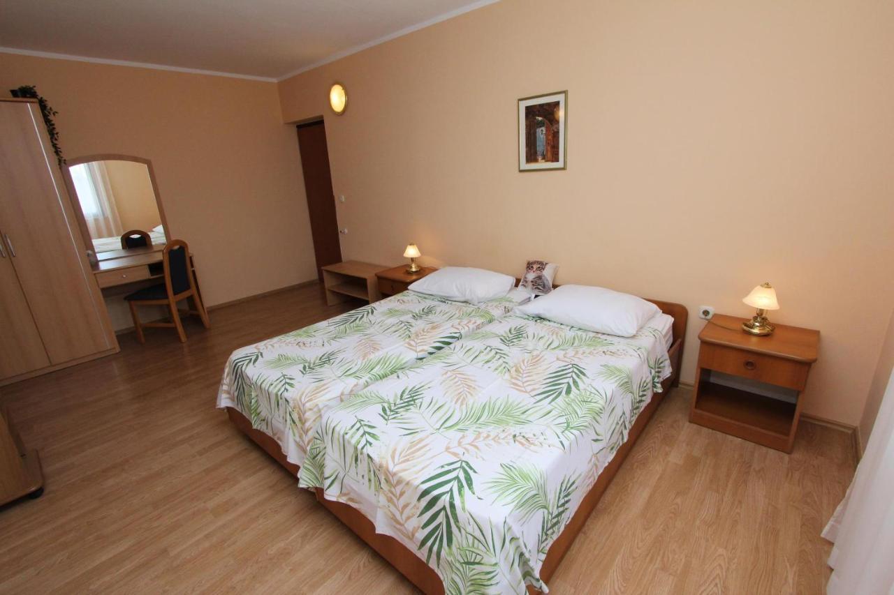 Rooms And Apartments Dino Rovigno Esterno foto