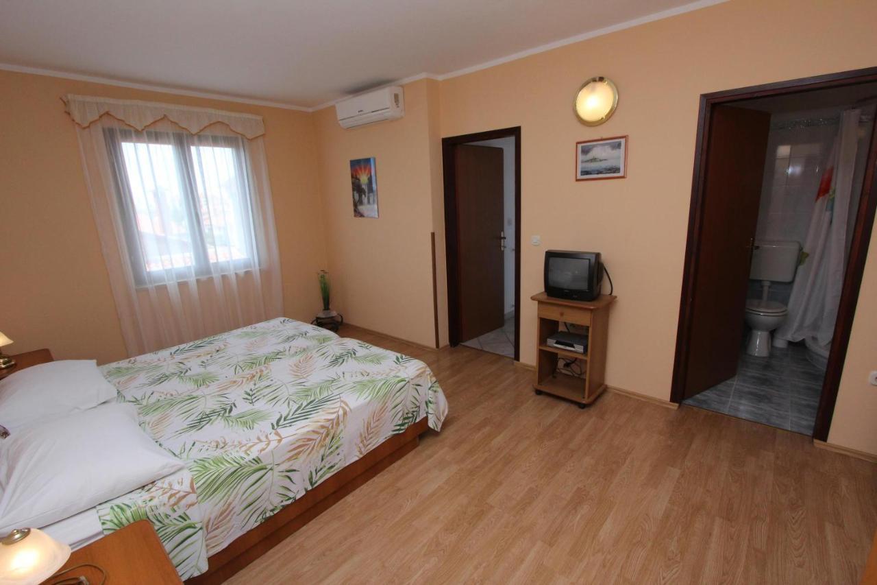 Rooms And Apartments Dino Rovigno Esterno foto